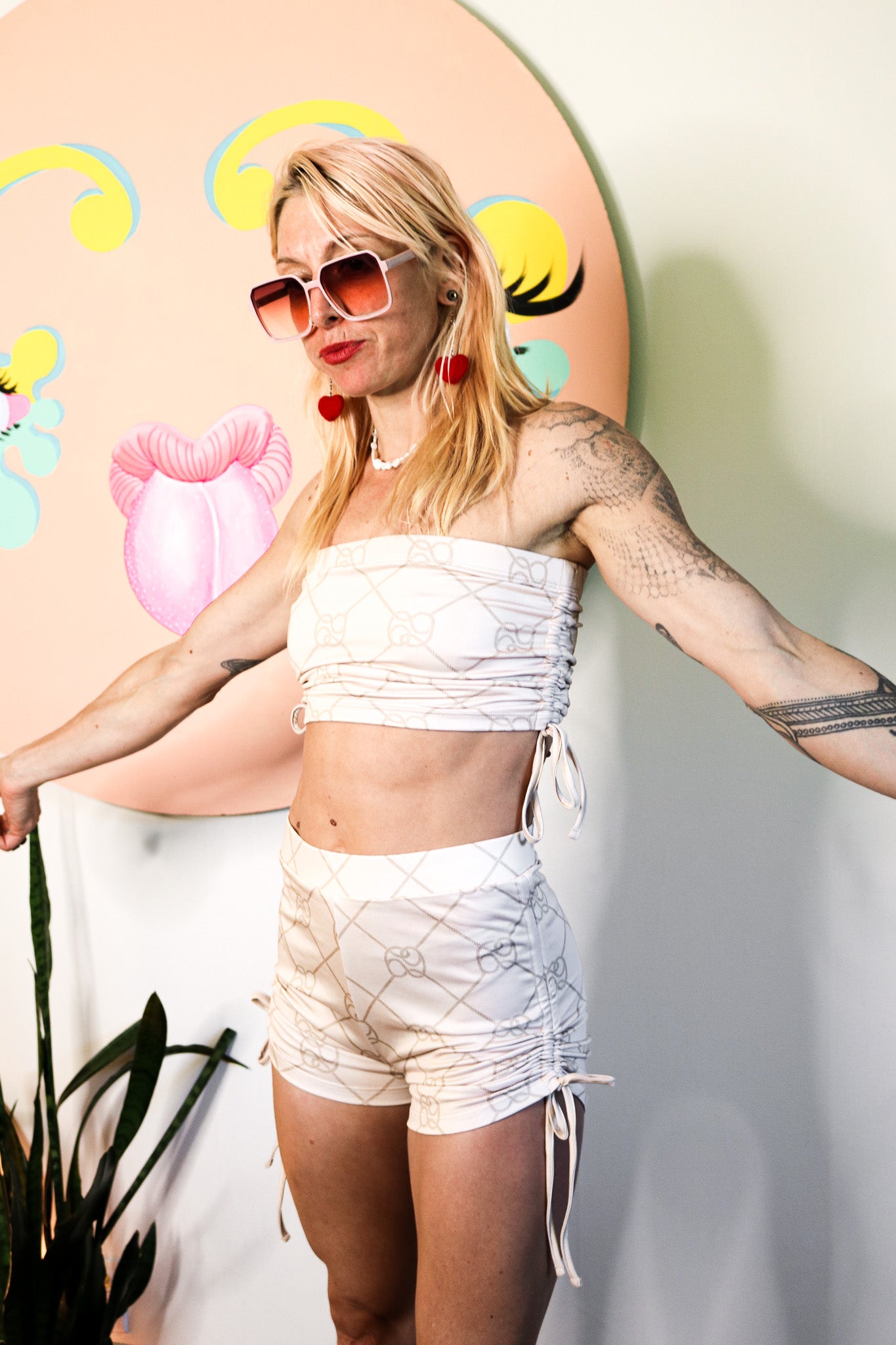 HARD KNOT SCRUNCH SHORT BEIGE