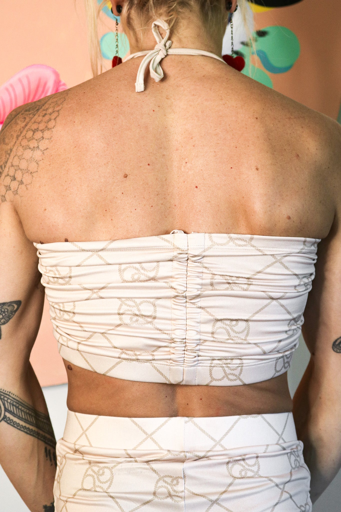 HARD KNOT SCRUNCH TOP BEIGE